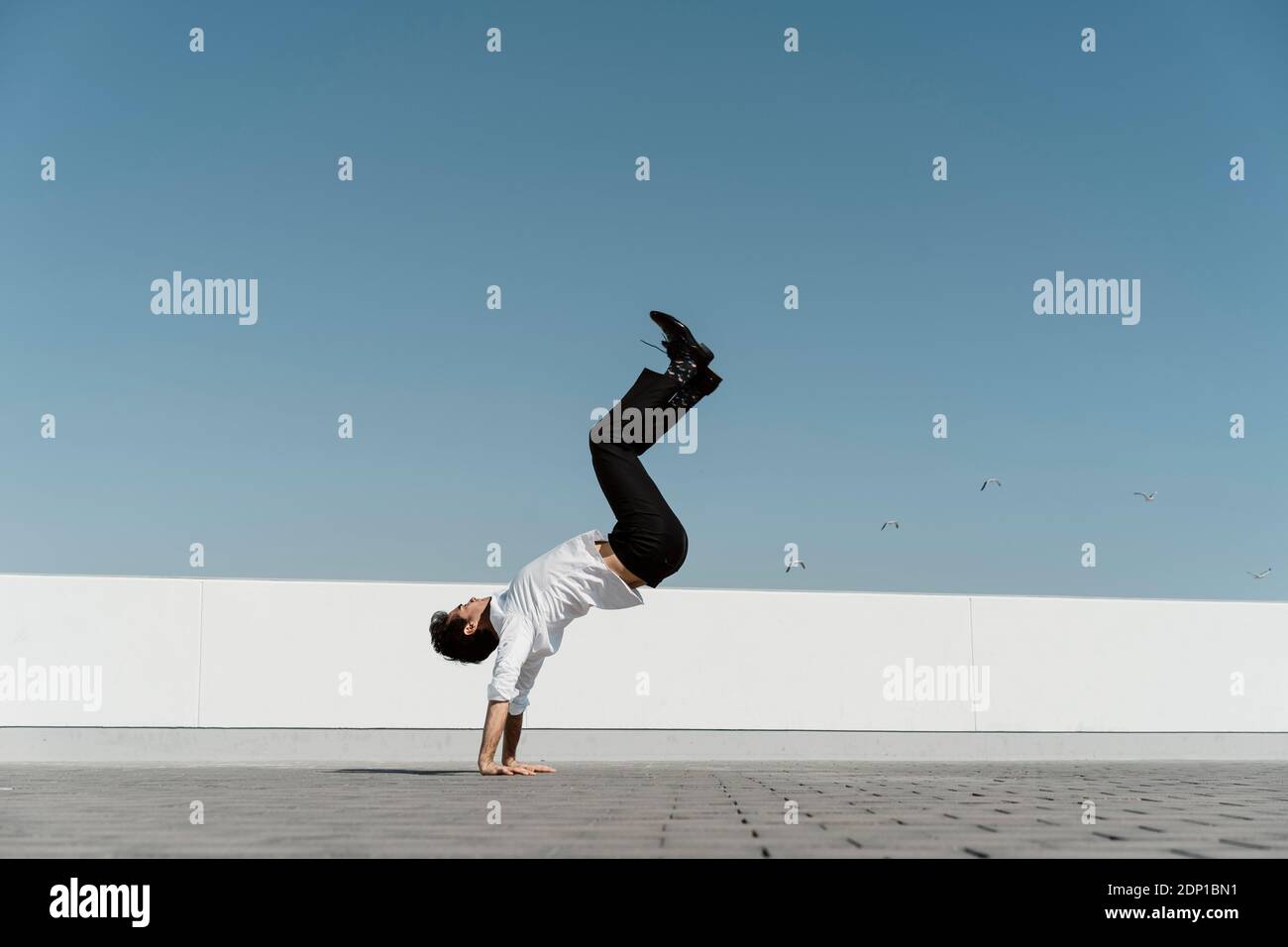 Künstler üben auf der Dachterrasse Stockfoto