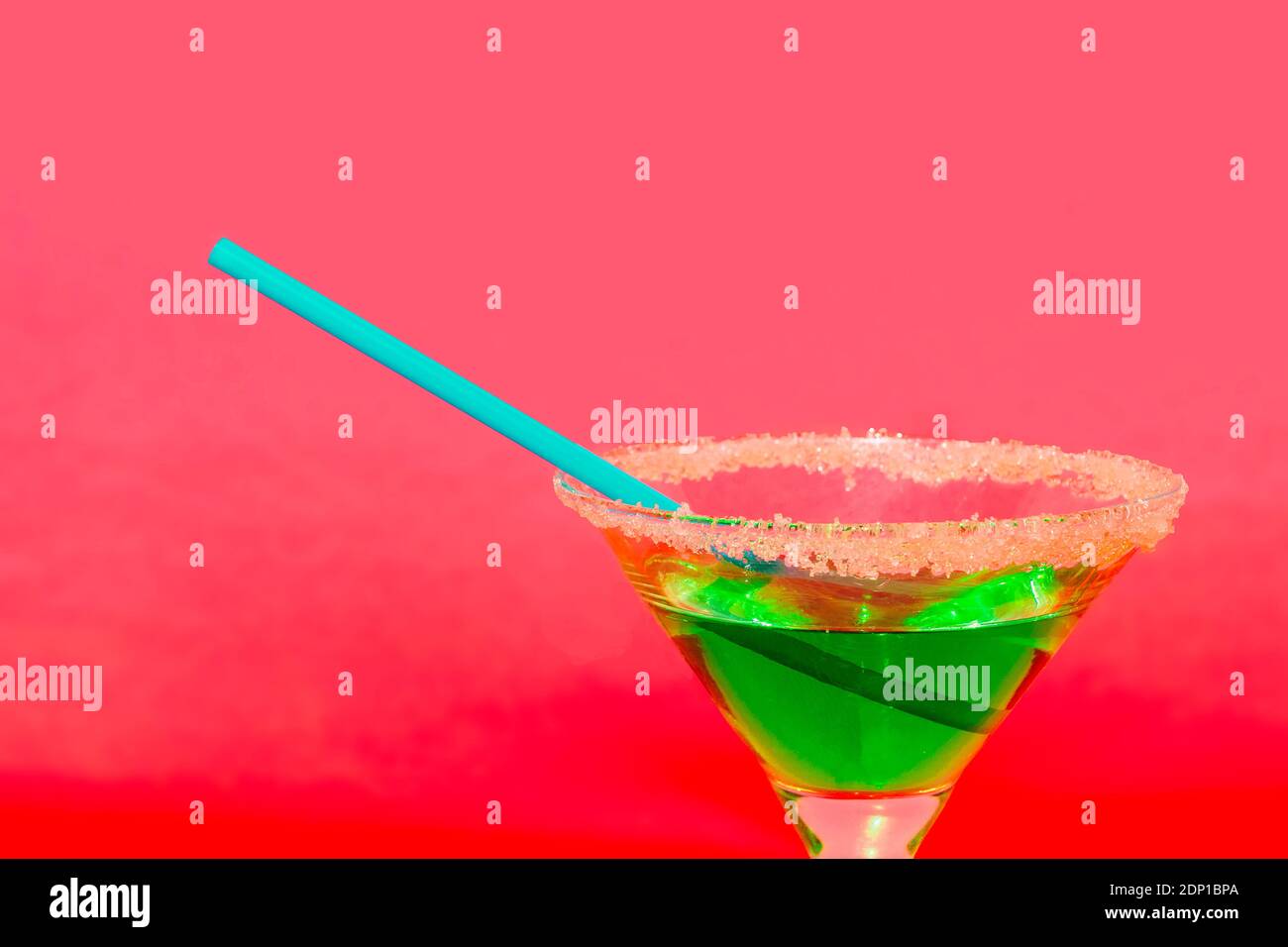 Trinken Sie mit Stroh vor rosa Hintergrund Stockfoto