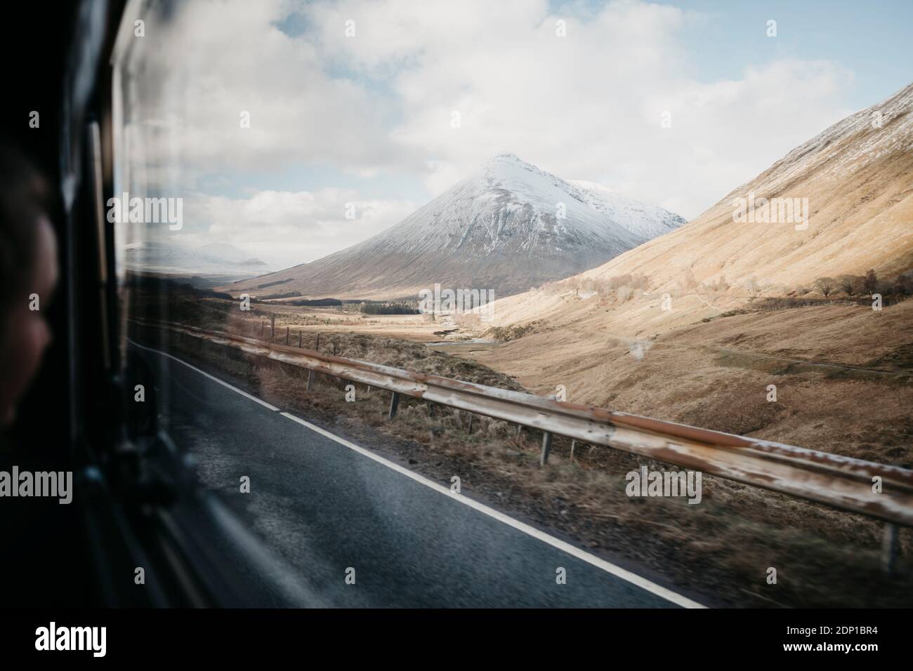 Großbritannien, Schottland, Loch Lomond und der Trossachs National Park, Strasse und Berg durch Auto Fenster gesehen Stockfoto