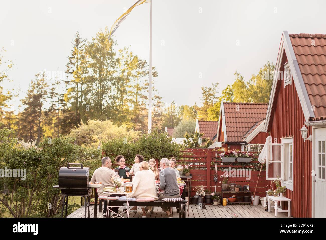 Familie mit Essen im Garten Stockfoto