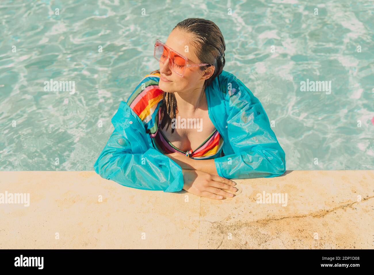 Portrait der gekleideten Frau im Schwimmbad entspannen Stockfoto