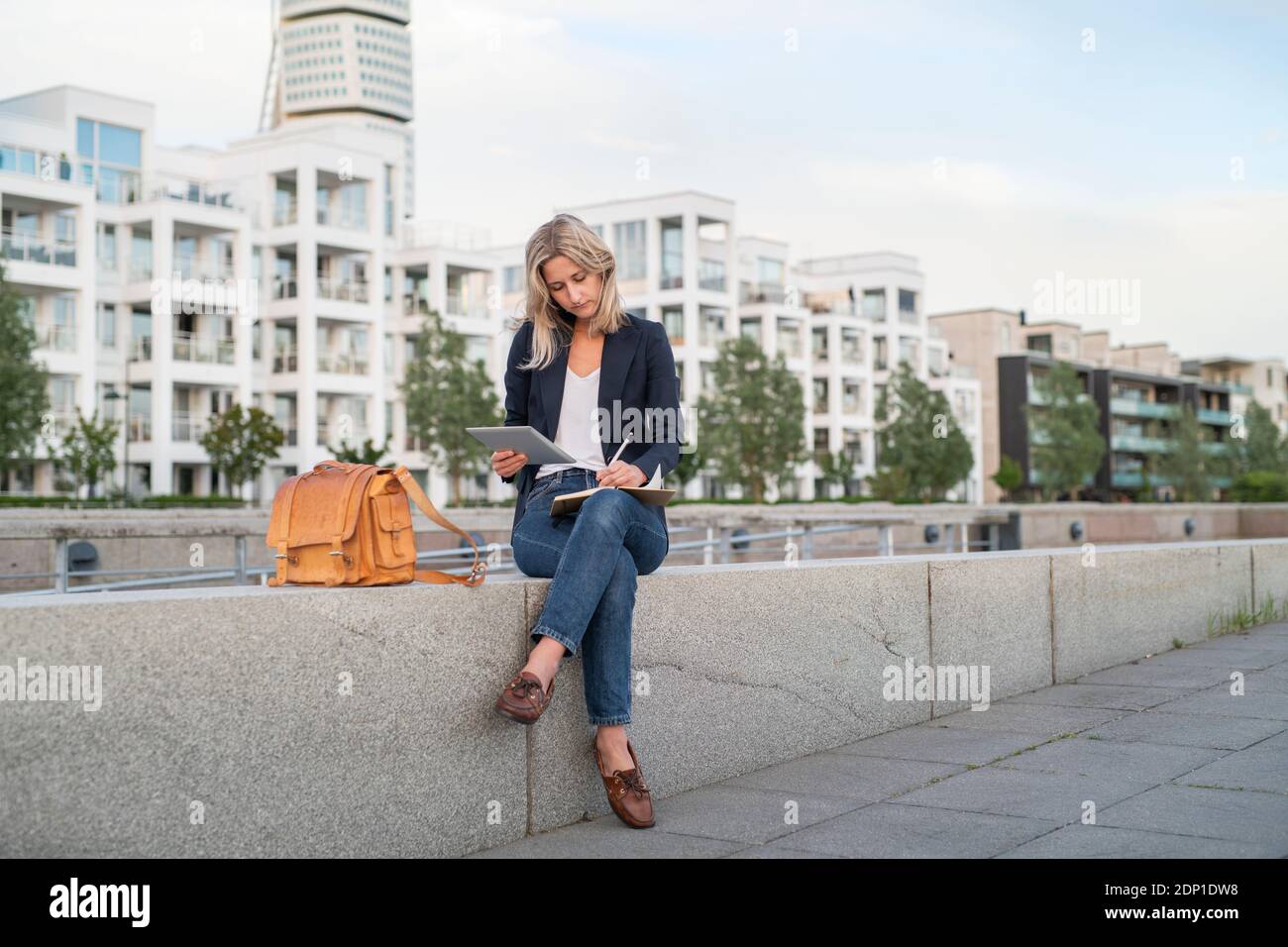 Frau mit digital-Tablette Stockfoto