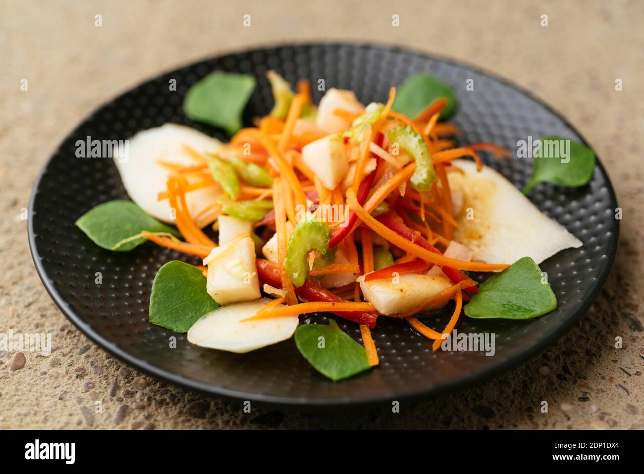 Salat mit Birnen, Karotten, Cellery, Paprika und Winterpurslane  Stockfotografie - Alamy