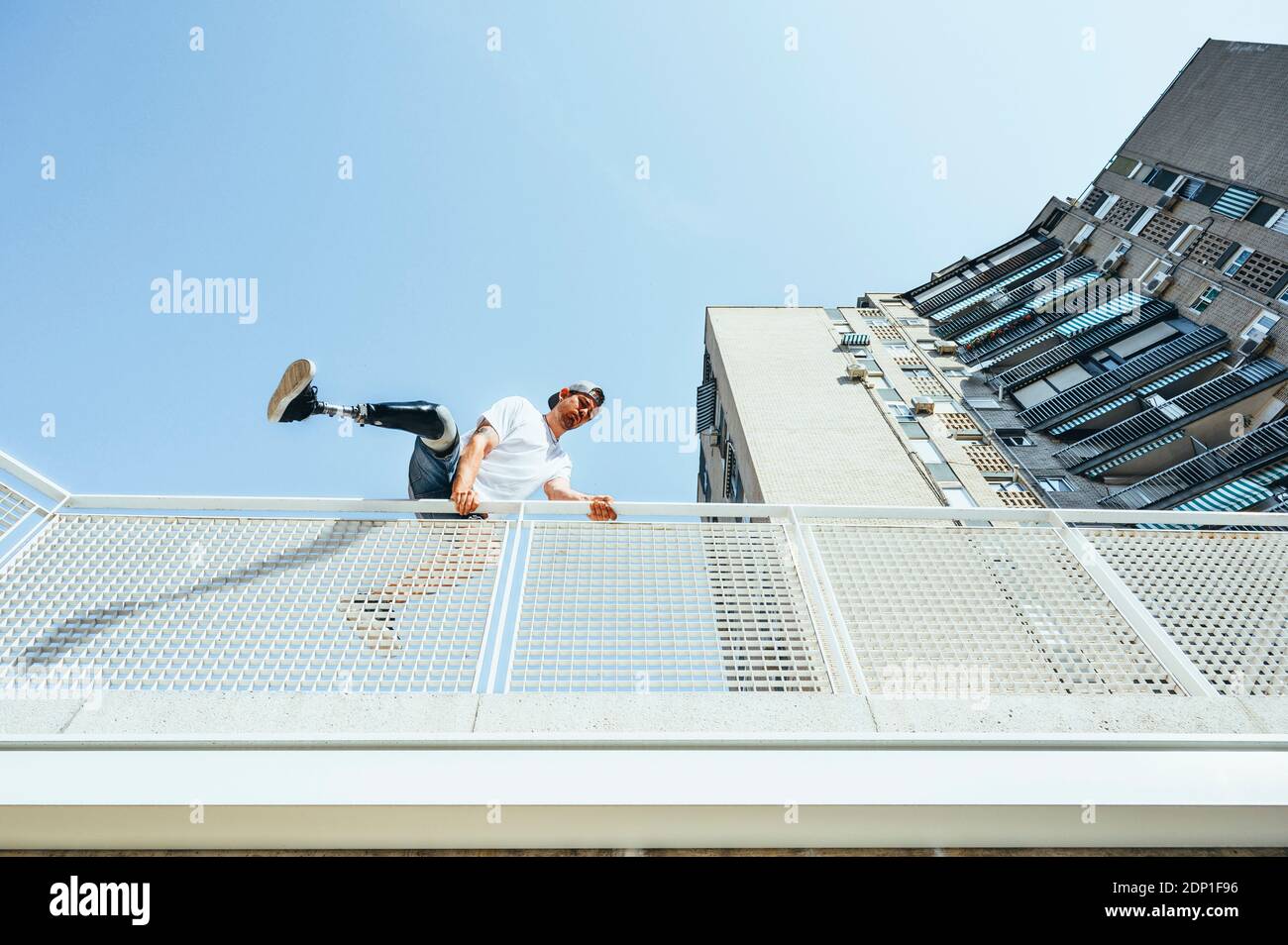 Junger Mann mit beinprothese, die parkour in der Stadt Stockfoto