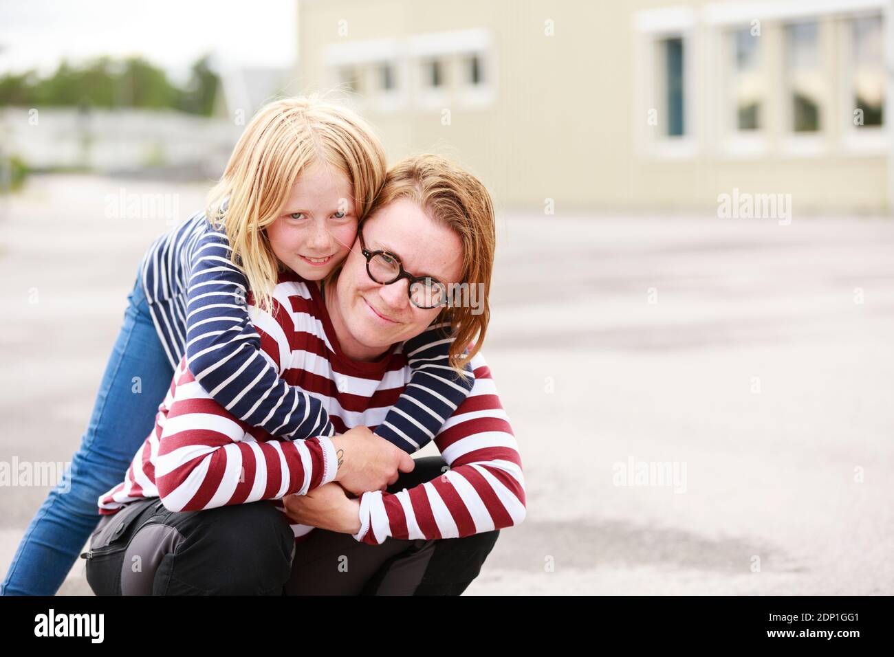 Mutter und Tochter Blick in die Kamera Stockfoto