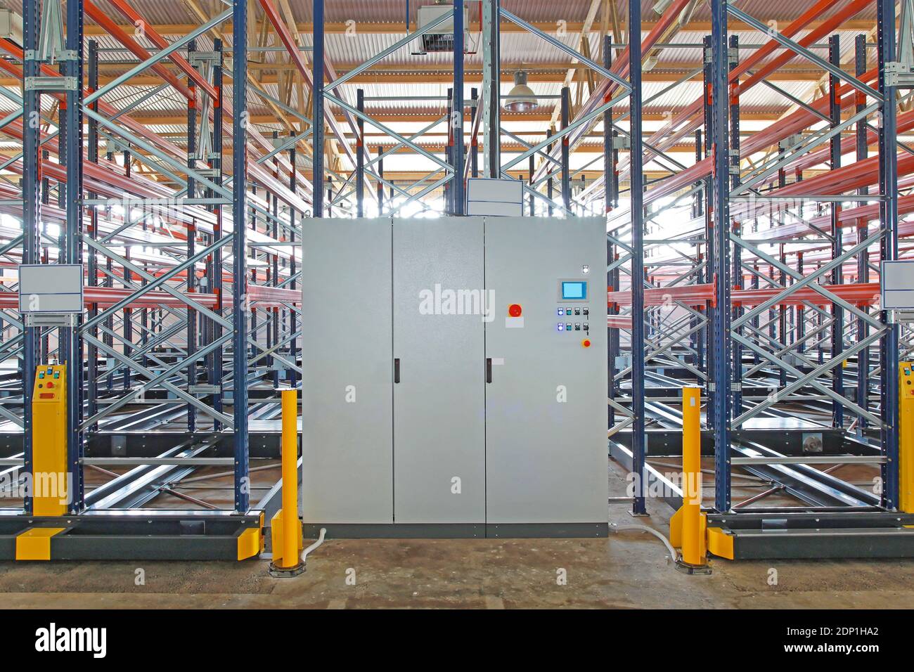 Schaltkasten für mobile Regalsysteme im Lager Stockfoto