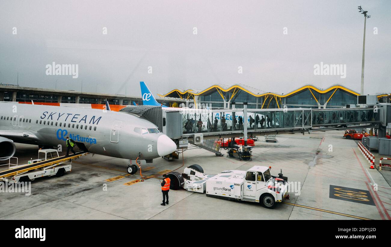 Passagiere steigen am Flughafen Bajaras Terminal 4 in Madrid in ein Air Europa Flugzeug ein Stockfoto
