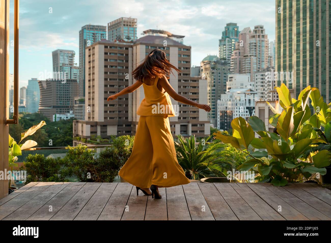 Zurück Blick auf Frau tanzen auf der Dachterrasse, Bangkok, Thailand Stockfoto