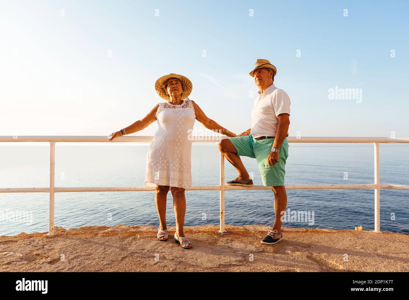 Älteres Ehepaar am Aussichtspunkt an der Küste, El Roc de Sant Gaieta, Spanien Stockfoto
