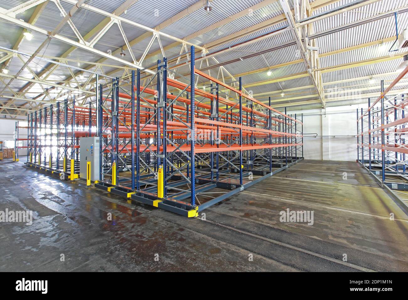 Leeres Rollensystem für mobile Regale im Verteilerlager Stockfoto