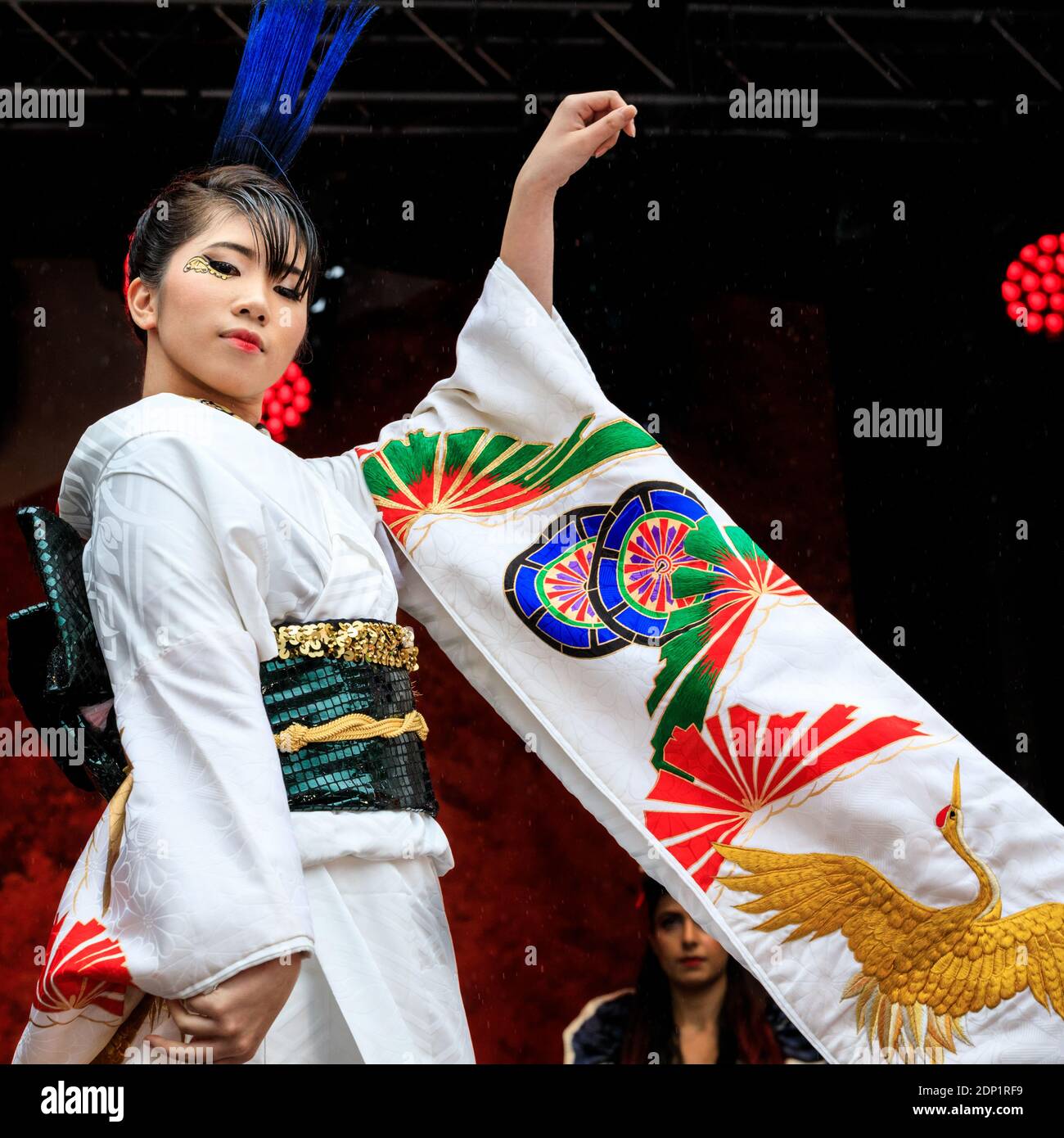 Japanische Darstellerin in Kimono, Kostümperformance von Kimono de Go beim Japan Matsuri Festival London, UK Stockfoto