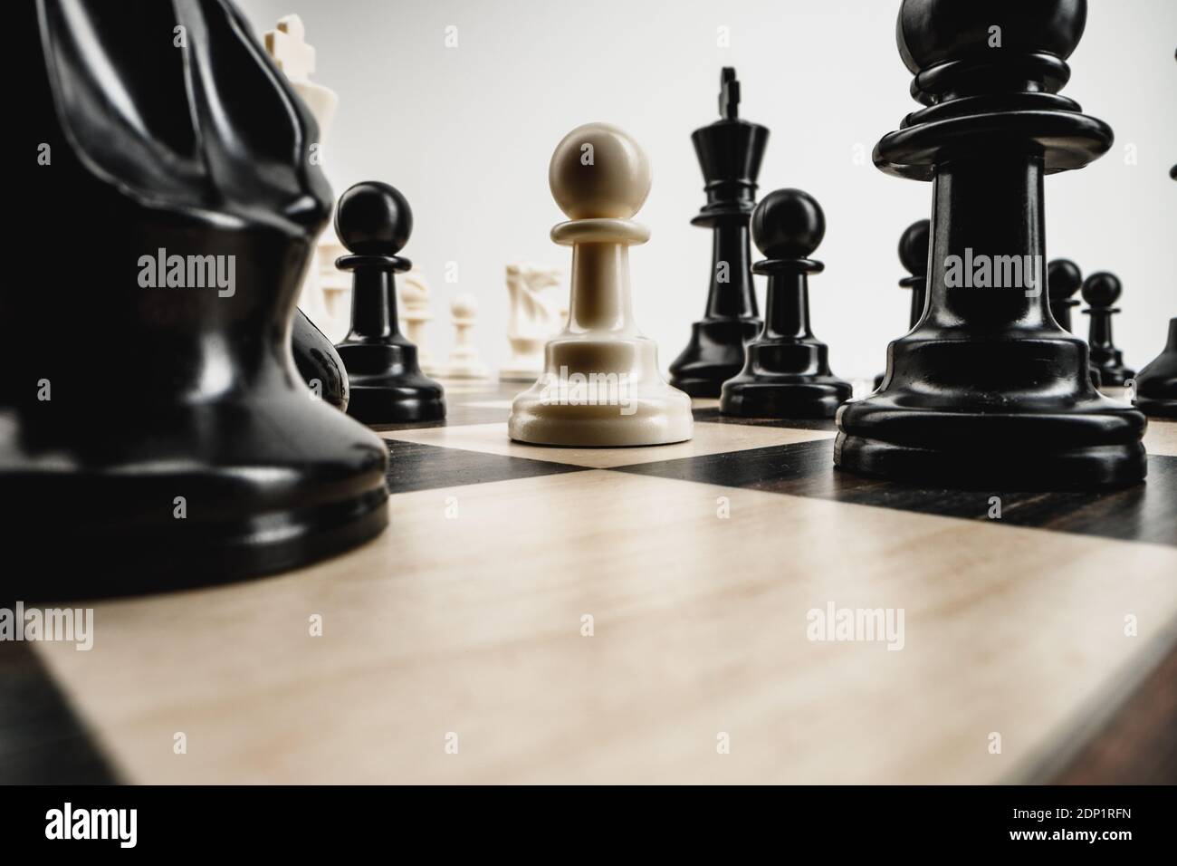Macro photo of chess pieces on a chess board Stockfoto