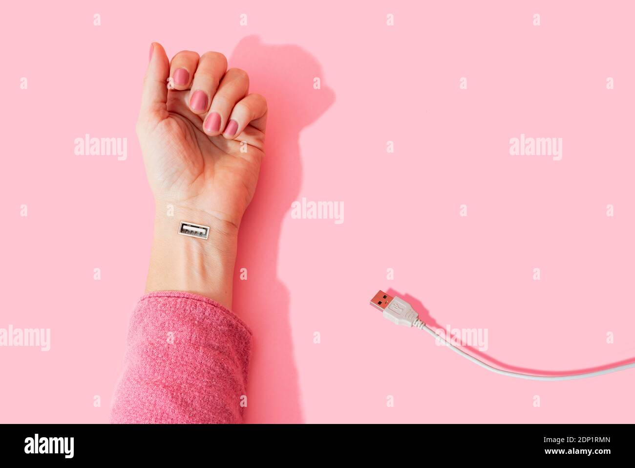 Digitales Composite-Bild der weiblichen Hand mit USB-Anschluss Stockfoto