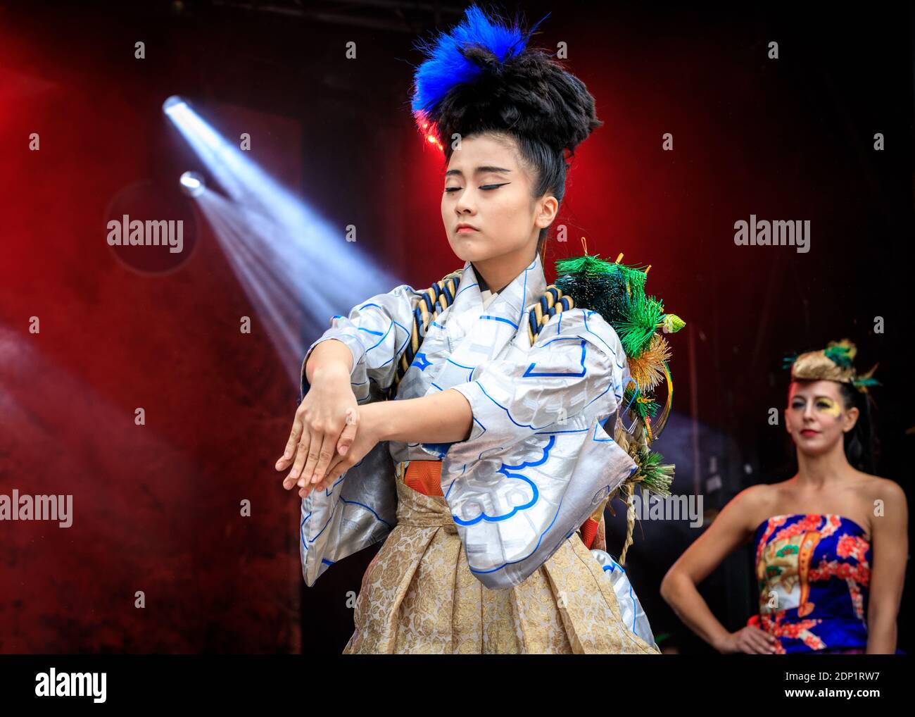 Japanische Darstellerin in Kimono, Kostümperformance von Kimono de Go beim Japan Matsuri Festival London, UK Stockfoto
