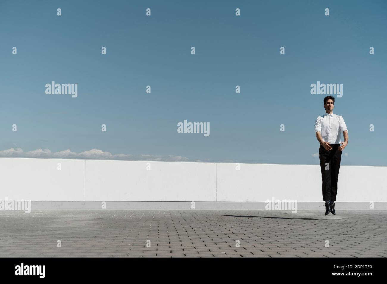 Ballet Dancer üben auf der Dachterrasse Stockfoto