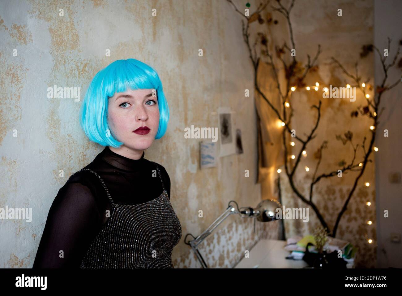 Junge Frau mit blauer Perücke Stockfoto