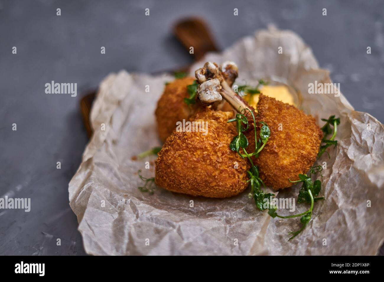 Hähnchendrumstick, paniert und frittiert Stockfoto