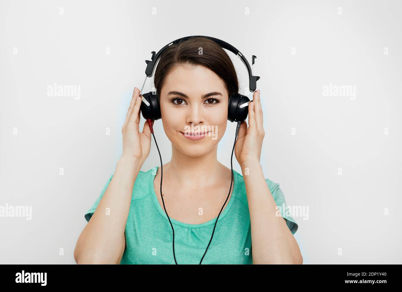 Audiometrie, Höruntersuchung. Mixed-Race Frau trägt spezielle Kopfhörer bekommen eine Hördiagnose. Überprüfen Sie Ihren Höreingsskund Stockfoto