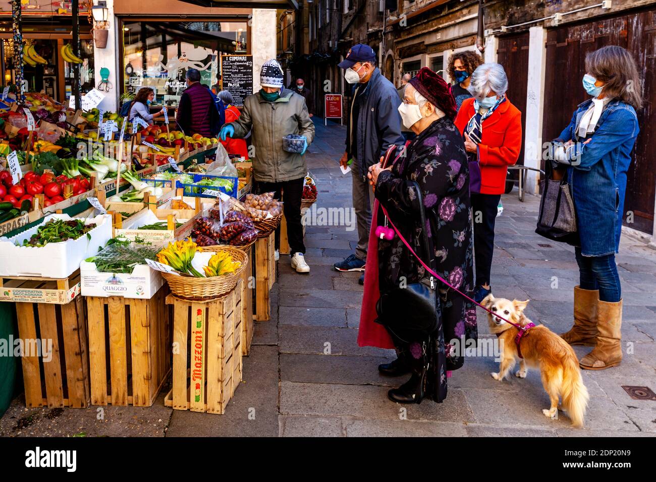 Die Einheimischen kaufen frisches Obst und Gemüse von EINEM Markt in der Rialtobrücke in Venedig, Venedig, Italien. Stockfoto