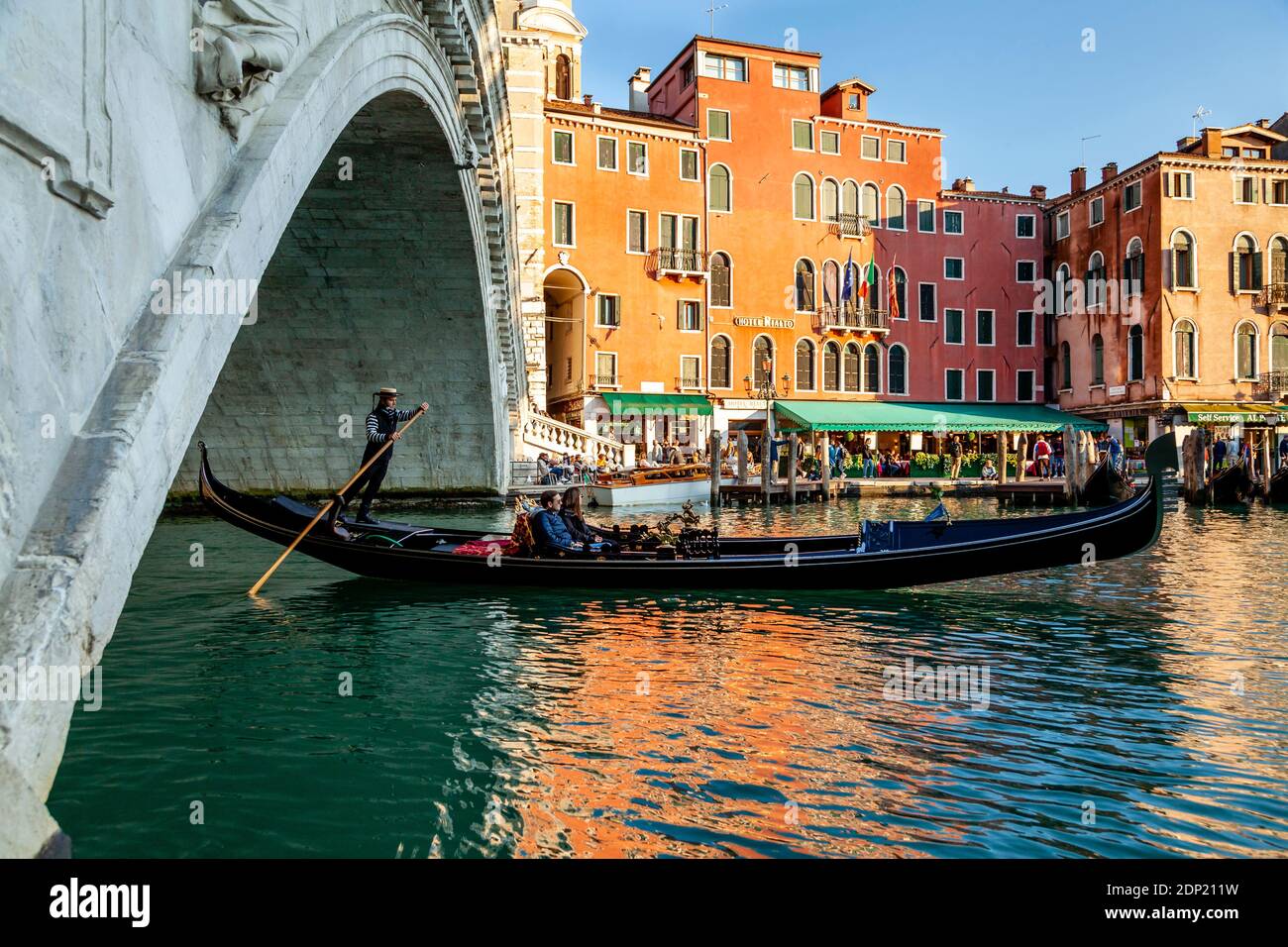 Ein Paar macht EINE romantische Gondelfahrt auf dem Canal Grande, Venedig, Italien. Stockfoto