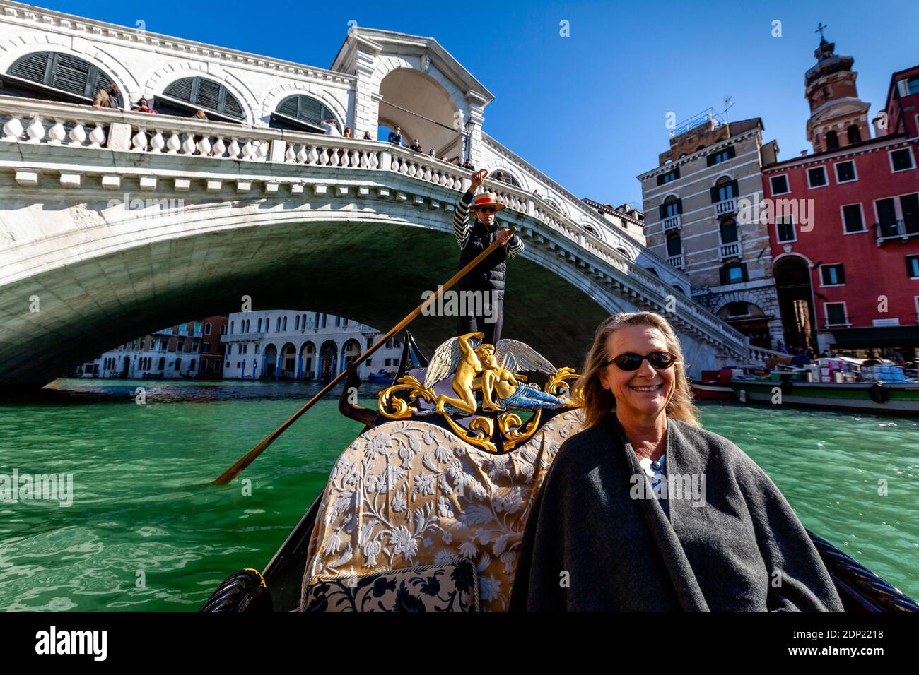 Eine Frau, die eine Gondelfahrt macht, der Canal Grande, Venedig, Italien. Stockfoto