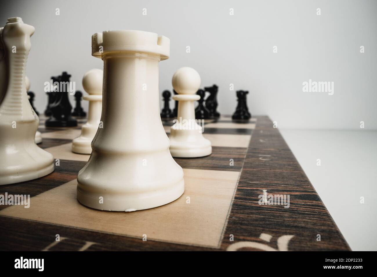 Macro photo of chess pieces on a chess board Stockfoto