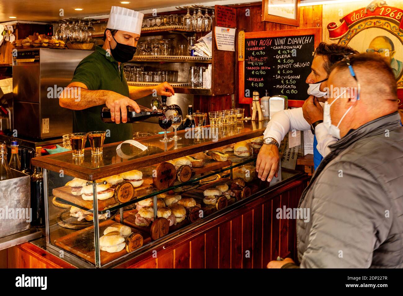 Einheimische kaufen Sandwiches und Wein in EINER Bar, Santa Croce, Venedig, Italien. Stockfoto
