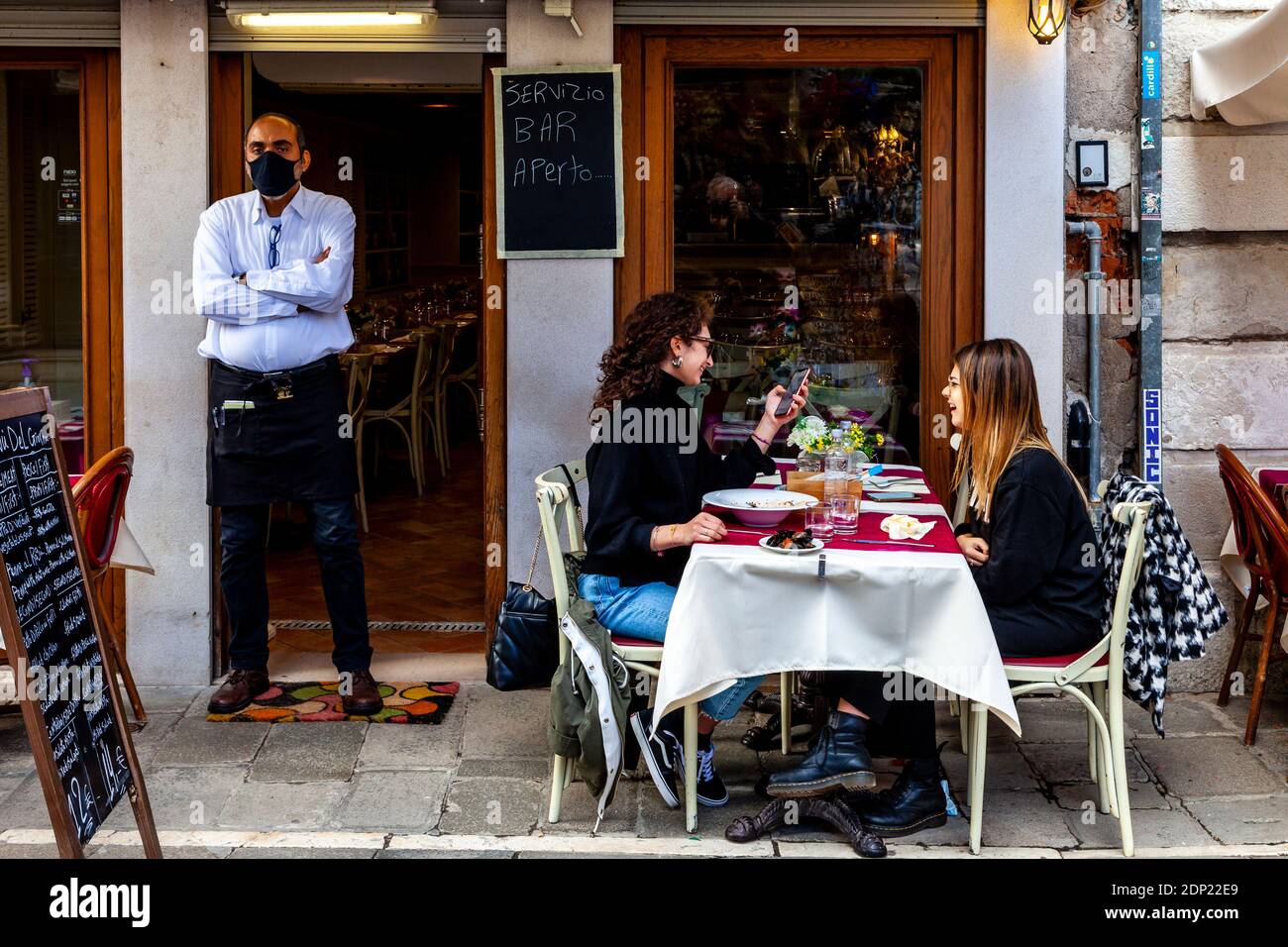 Zwei Frauen genießen EINE Mahlzeit in EINEM Restaurant im Viertel Cannaregio, Venedig, Italien. Stockfoto