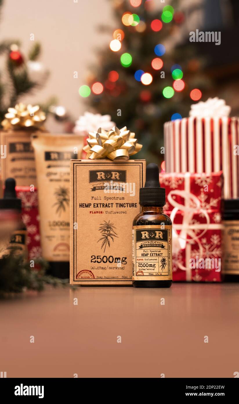 Illustratives Bild von Wellness-Produkten mit vollem Spektrum Cannabidiol (CBD) von R+R Medicinals, einschließlich einer topischen Creme, essbaren Gummis, Öltinkturen und Haustierprodukten in einer Verkaufsdisplays zum Thema Urlaub in Denver, Colorado, 11. Dezember 2020. Foto mit freundlicher Genehmigung von R+R Medicinals. () Stockfoto