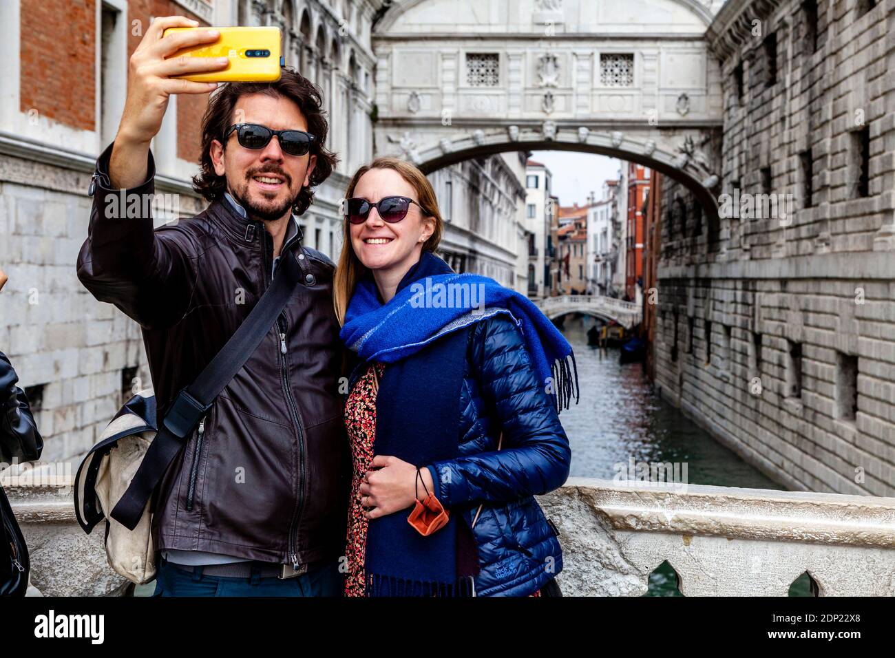 Ein Paar, das ein Selfie an der Seufzerbrücke (Ponte Dei Sospiri), Venedig, Italien macht. Stockfoto