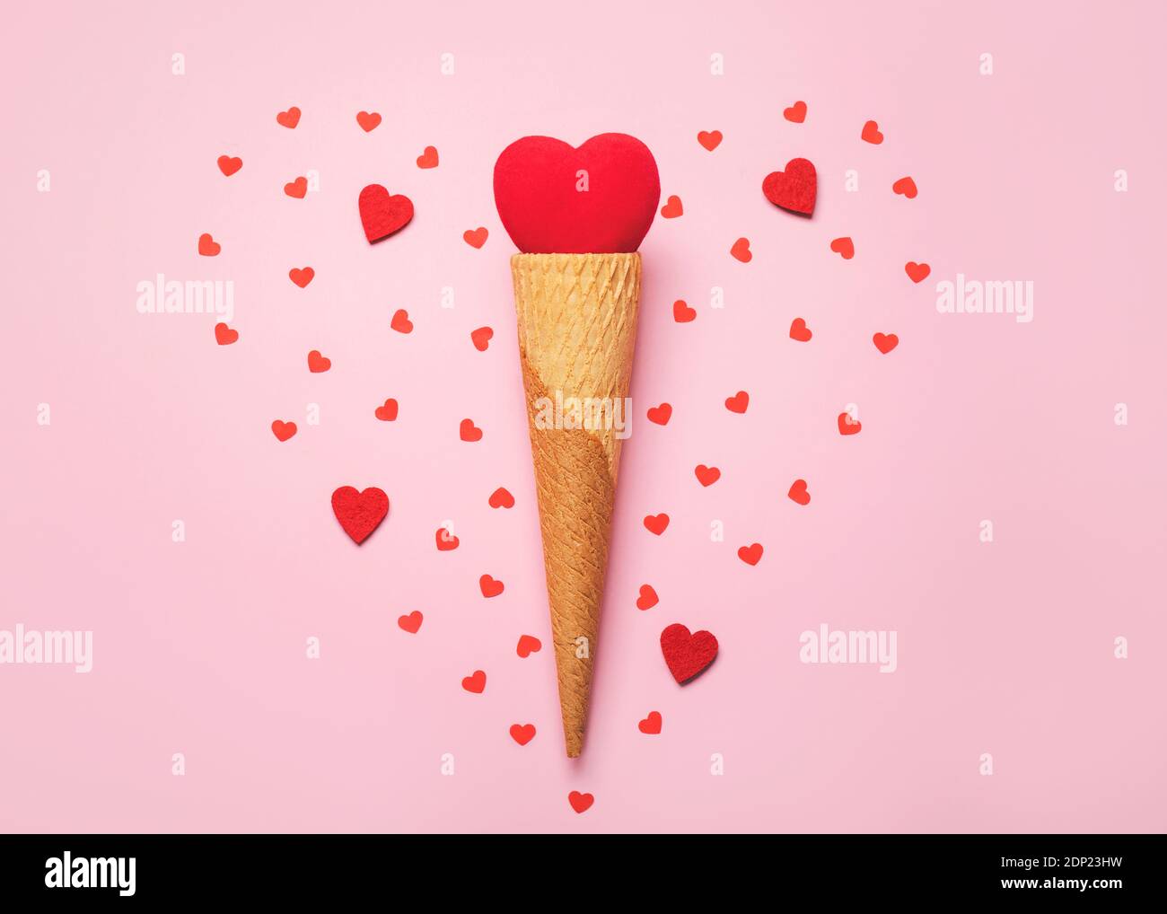 Alles Liebe zum Valentinstag.Rotes Herz in Eis Kegel auf ein Rosa Hintergrund.Valentinstag Konzept Stockfoto