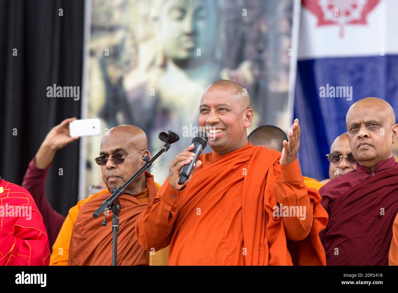 Urban Bhuddhist Monk, Bhante Saranapala spricht bei Vesak, Bhudda's Birthday Celebrations, Mississaga, Ontario, Kanada - TAK0D2 Stockfoto