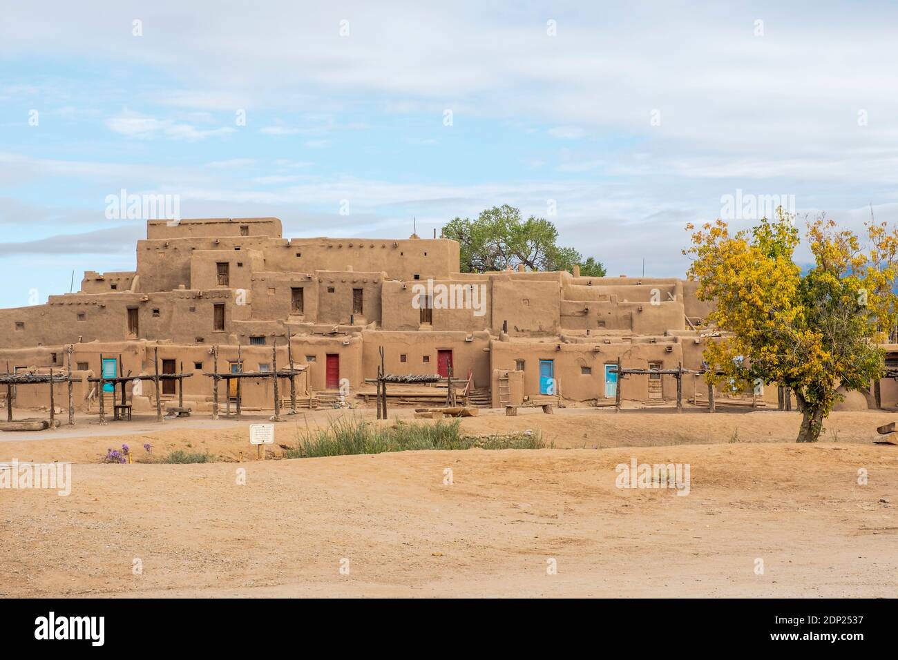 Lehmziegelhäuser im historischen indianischen Dorf Taos Pueblo, New Mexico, USA. Ein UNESCO-Weltkulturerbe. Stockfoto