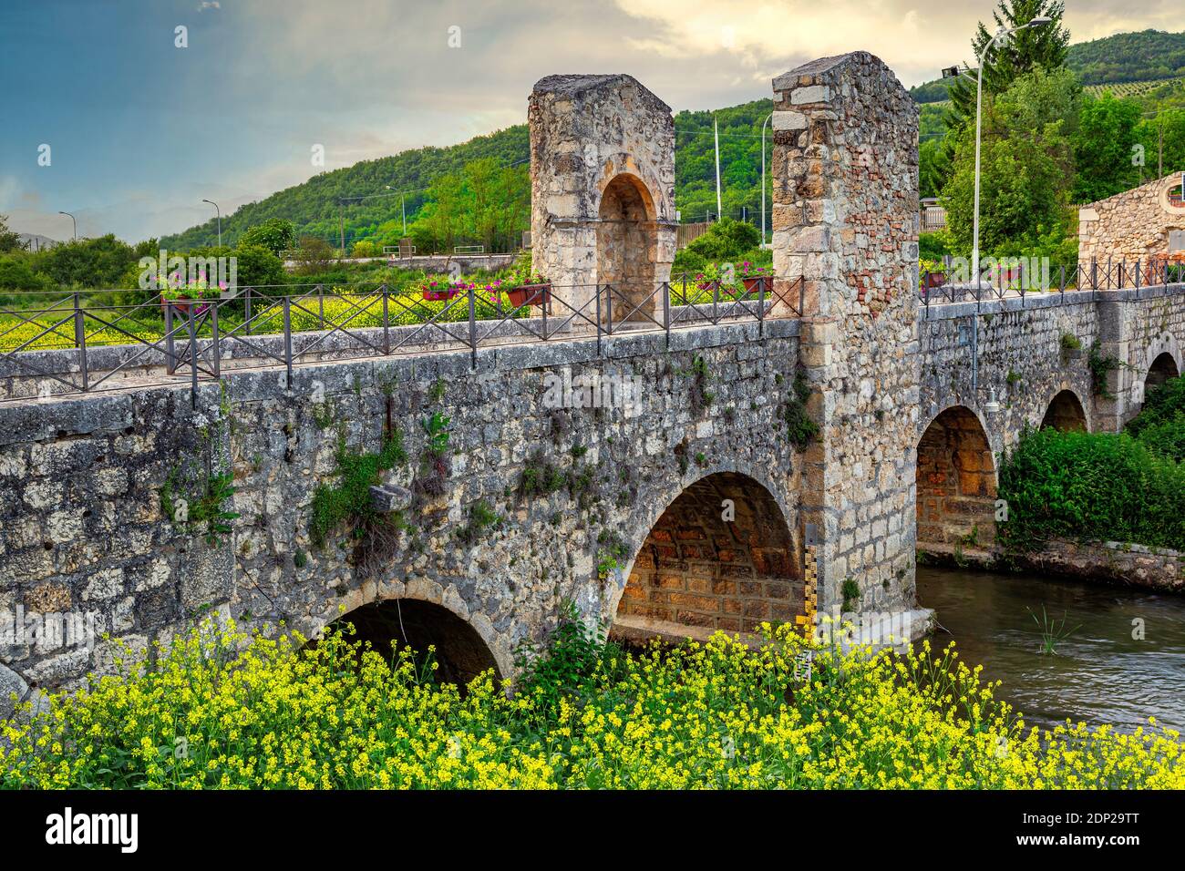 Die römische Brücke von Campana, die erste auf dem Fluss Aterno. Abruzzen, Italien, Europa Stockfoto