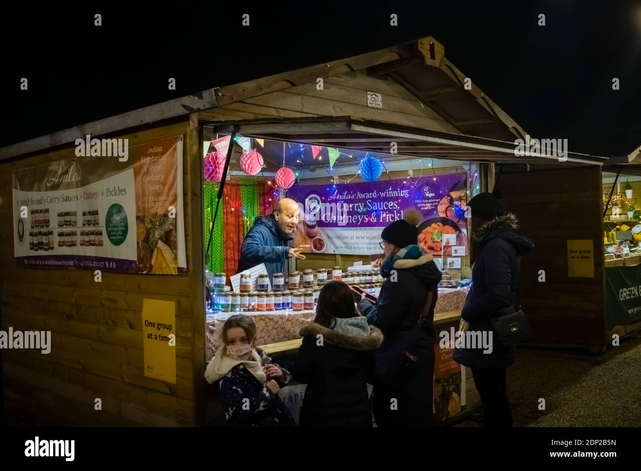 Stand am Abend Verkauf von Curry Saucen, Chutneys und Gurken in Glow 2020, die jährliche Weihnachtsbeleuchtung Veranstaltung im RHS Garden, Wisley, Woking, Surrey Stockfoto