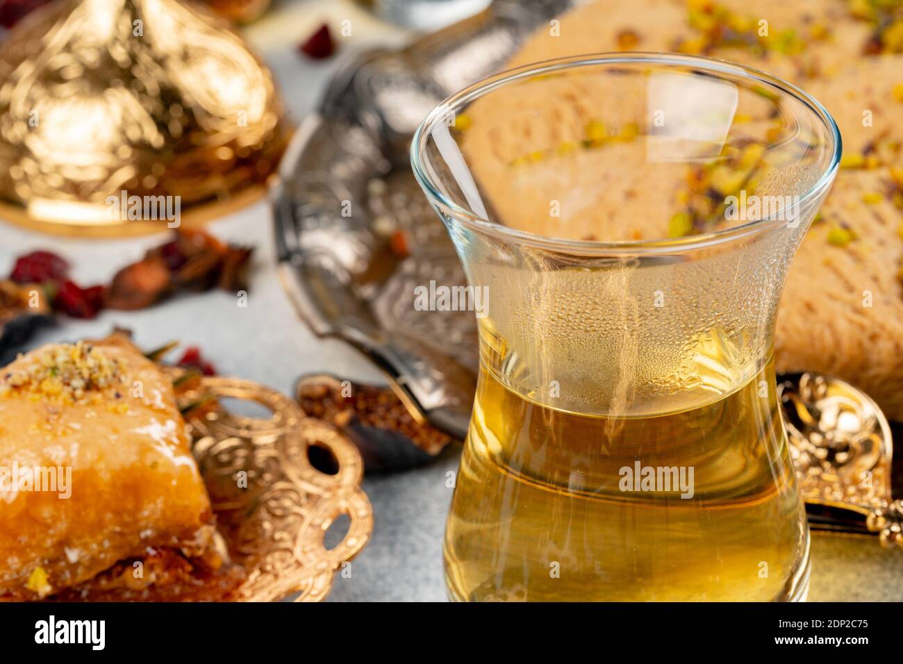 Glastasse mit Tes und türkischen Desserts auf dem Tisch Stockfoto