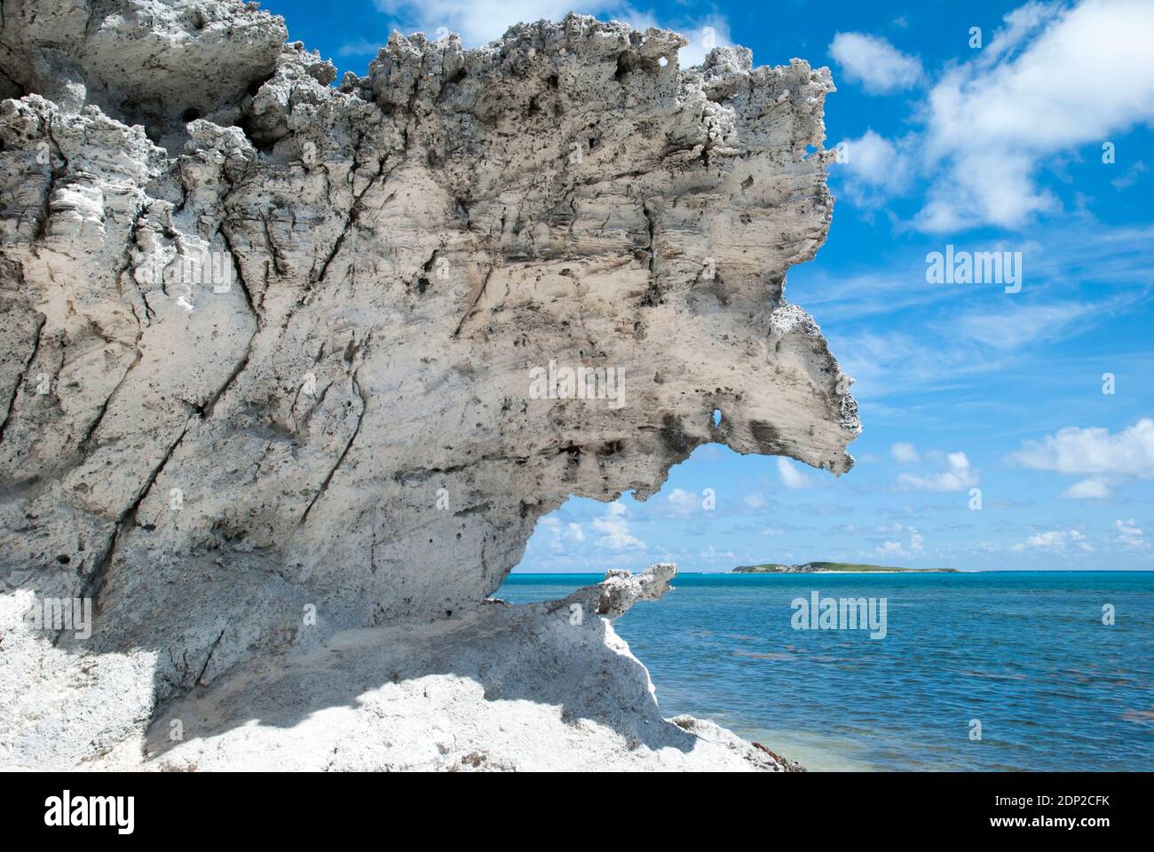 Die erodierte Felsformation, die über dem Ufer der Insel Grand Turk (Turks- und Caicos-Inseln) hängt. Stockfoto