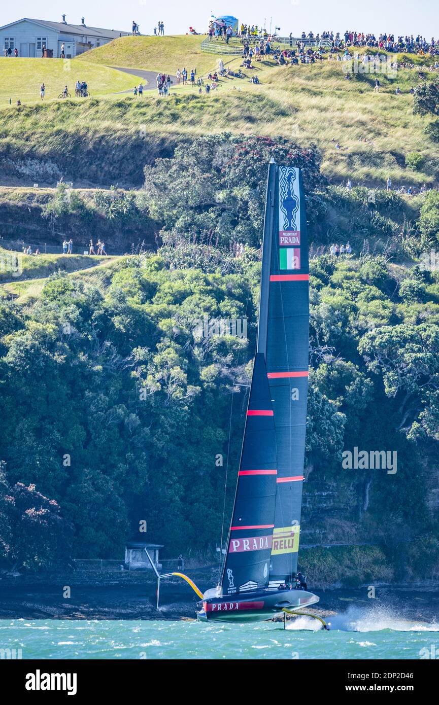 Luna Rossa Prada Pirelli Team segelt in der zweiten Hälfte von Rennen drei allein nach INEOS Team UK Boot Britannia gelitten Ausrüstung f/lm Stockfoto