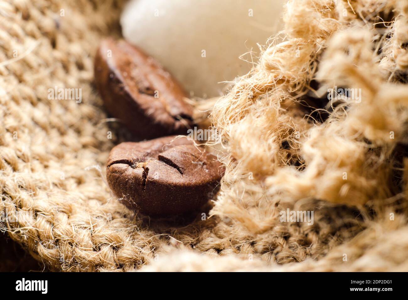 Kaffeebohnen mit Zucker und Sack Hintergrund Stockfoto