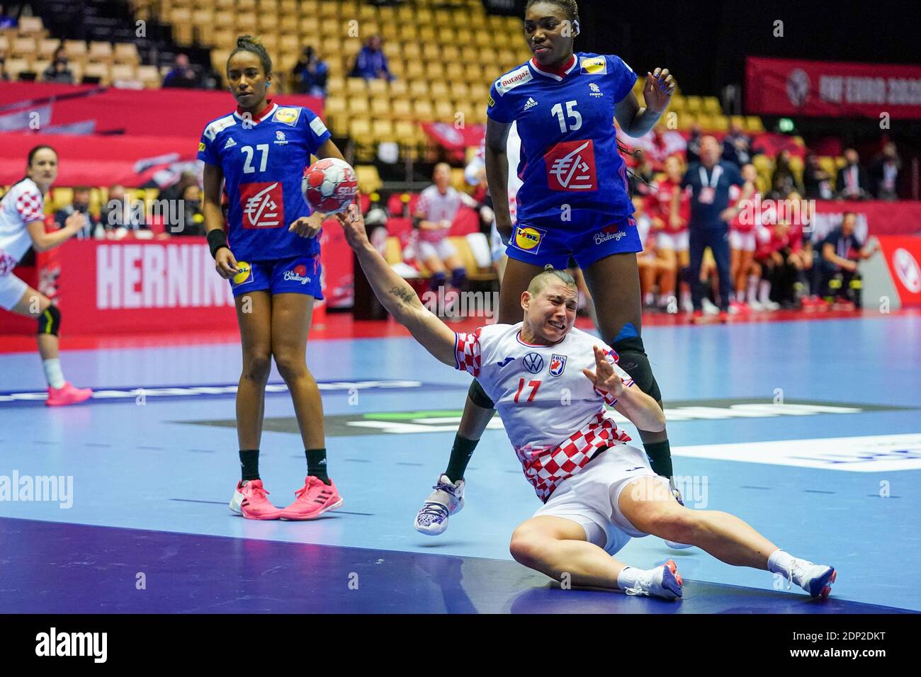 HERNING, DÄNEMARK - DEZEMBER 18: Kalidiatou Niakate aus Frankreich, Katarina Jezic aus Kroatien während des EHF Euro 2020-Spiels der Frauen zwischen Frankreich und Kroatien Stockfoto