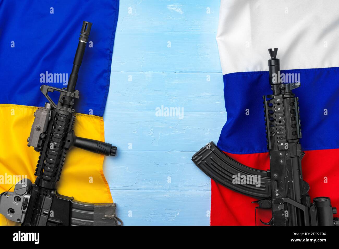 Flaggen Russlands und der Ukraine mit Waffengewehren Stockfoto