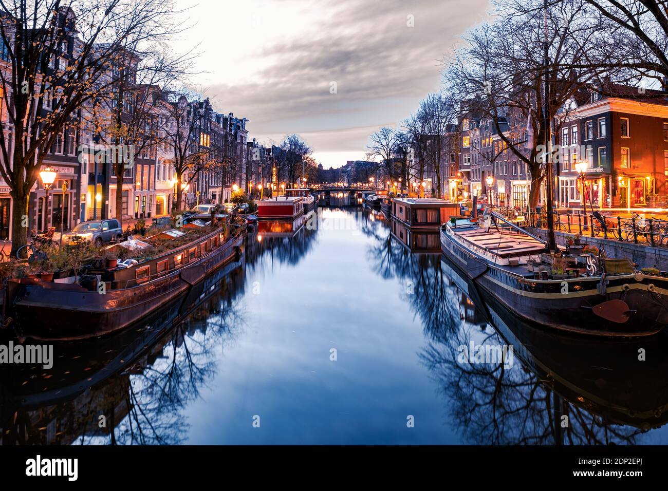 Amsterdam Kanäle im Abendlicht, holländische Kanäle in Amsterdam Holland Niederlande im Winter in den Niederlanden. Europa Stockfoto