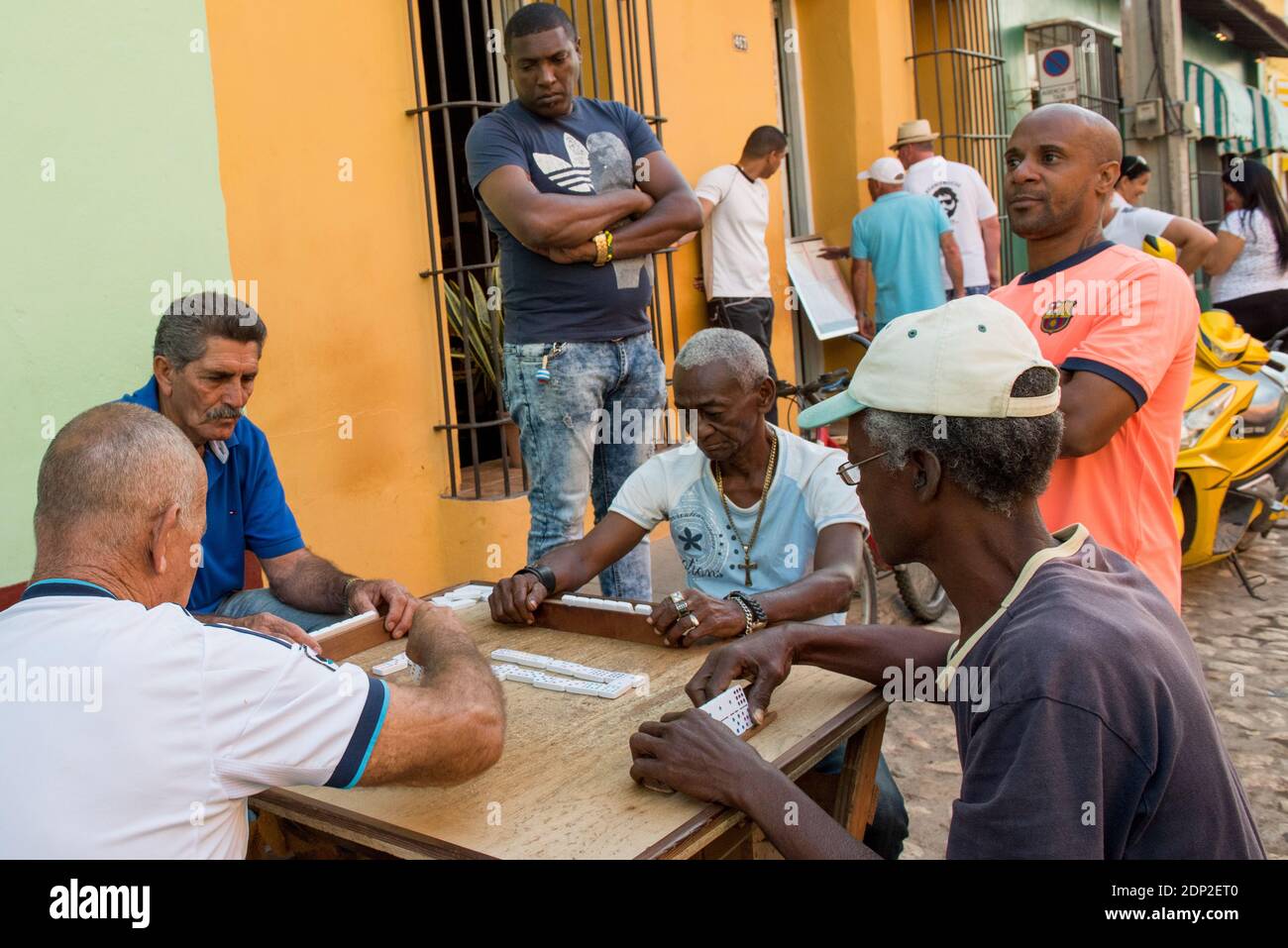 Mann, der auf der Straße Dominosteine spielt, Trinidad, Kuba Stockfoto