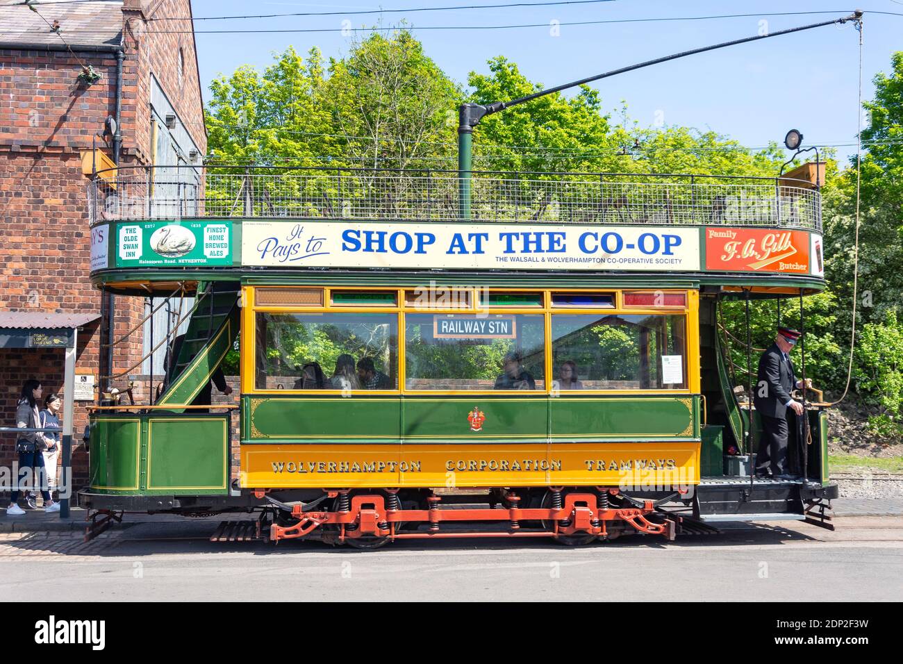 Oldtimer Doppeldecker, oben offenen Straßenbahn im Black Country Living Museum, Dudley, West Midlands, England, Großbritannien Stockfoto