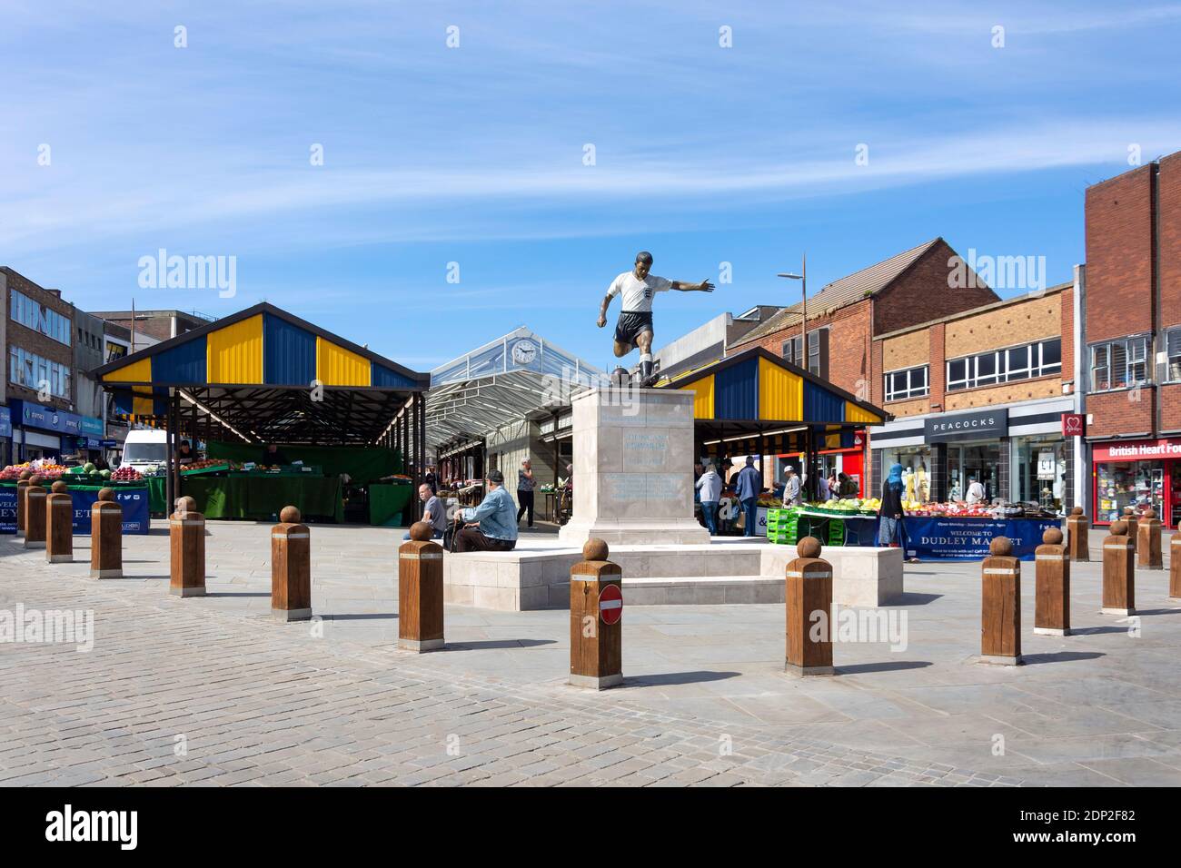 Footballer Duncan Edwards staue auf dem Marktplatz, Dudley, West Midlands, England, Großbritannien Stockfoto