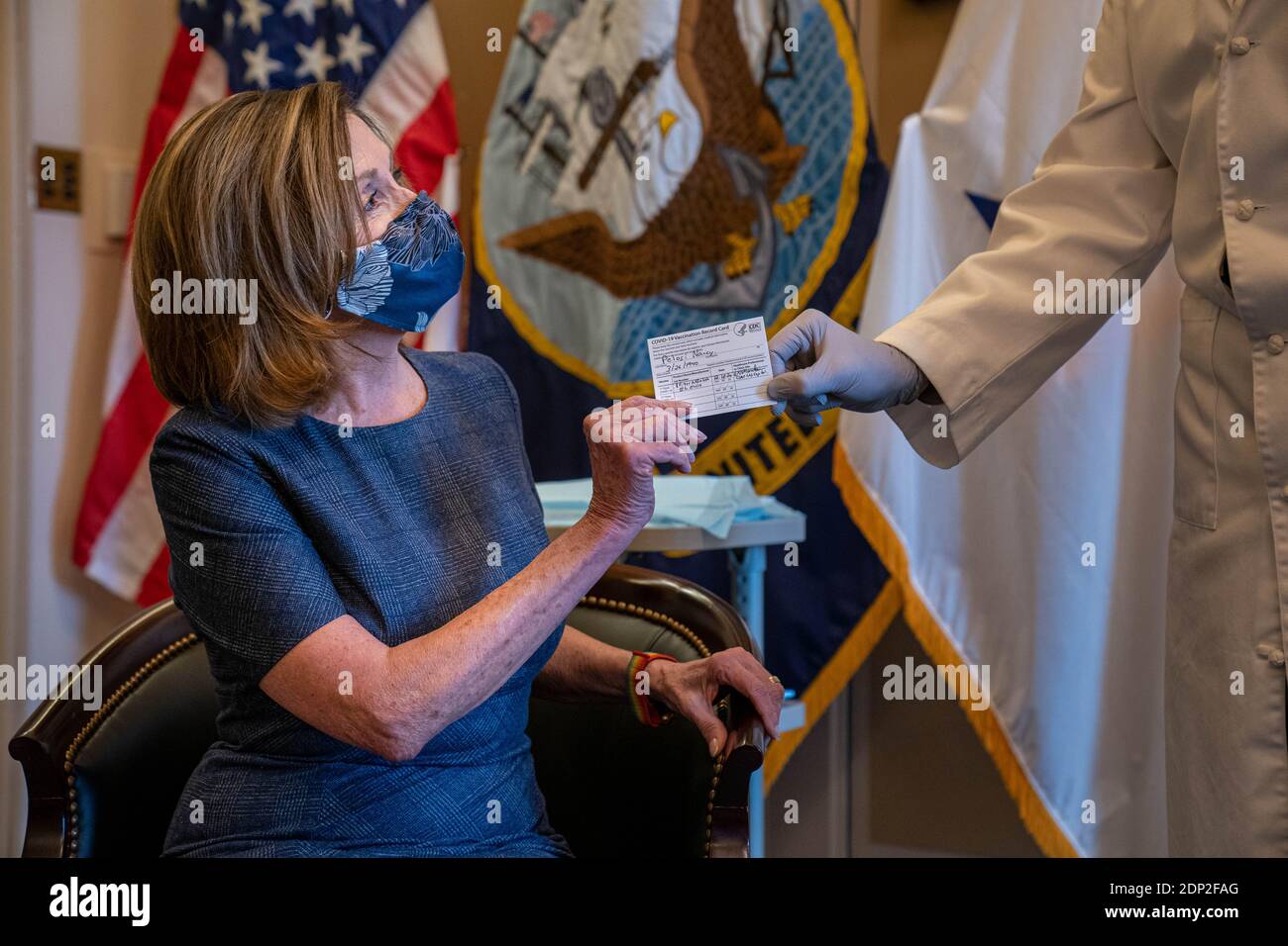 Sprecherin des Hauses Nancy Pelosi, D-CA., erhält eine Impfkarte nach Erhalt einer Covid-19-Impfung von Dr. Brian Monahan, der am Freitag, dem 18. Dezember 2020, dem Kongress der Vereinigten Staaten in ihrem Büro in Washington, DC, teilnimmt. Foto von Ken Cedeno/Pool/Sipa USA Credit: SIPA USA/Alamy Live News Stockfoto