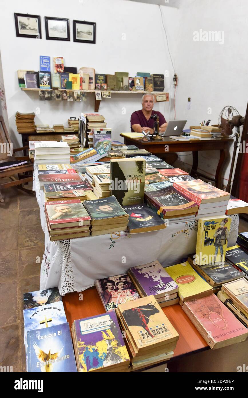 Kleine unabhängige Buchhandlung, die alte kubanische Bücher verkauft, Trinidad, Kuba Stockfoto