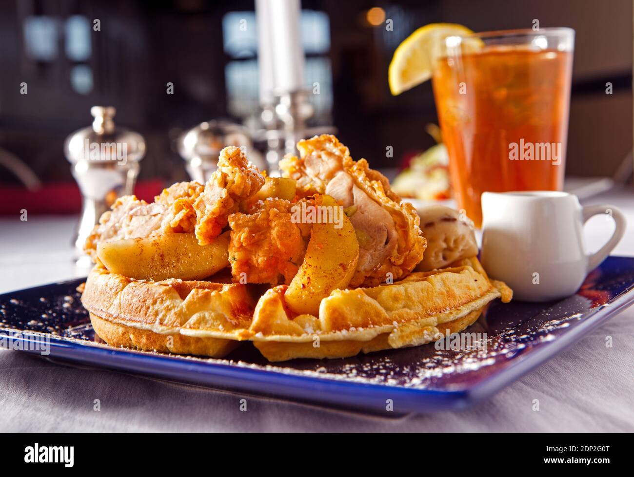 US-Südliches Gericht mit Waffeln, gebratenem Huhn und Eistee Stockfoto