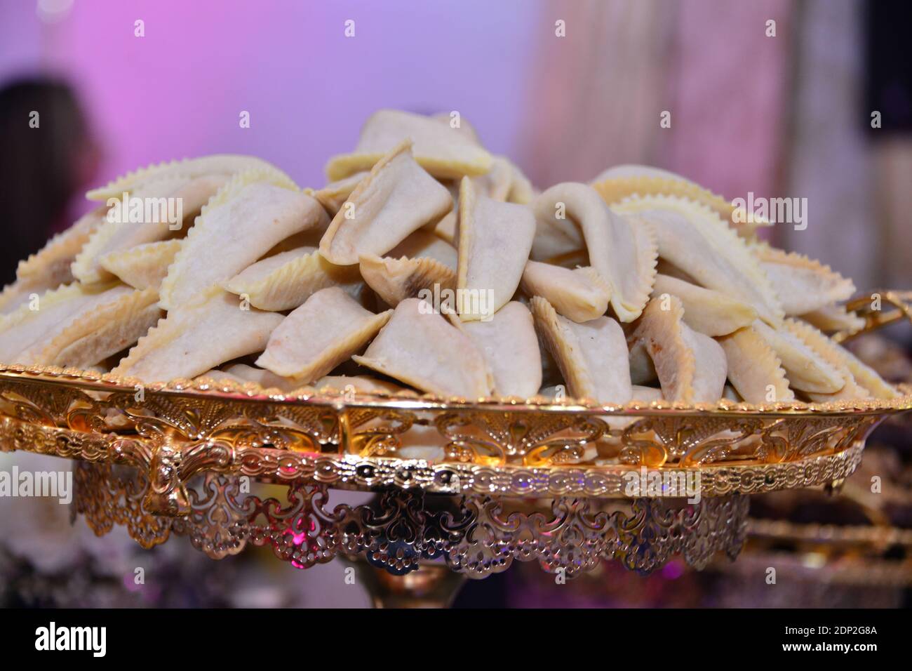 Frisch gebackene marokkanische Kekse auf ein traditionelles Gericht Stockfoto