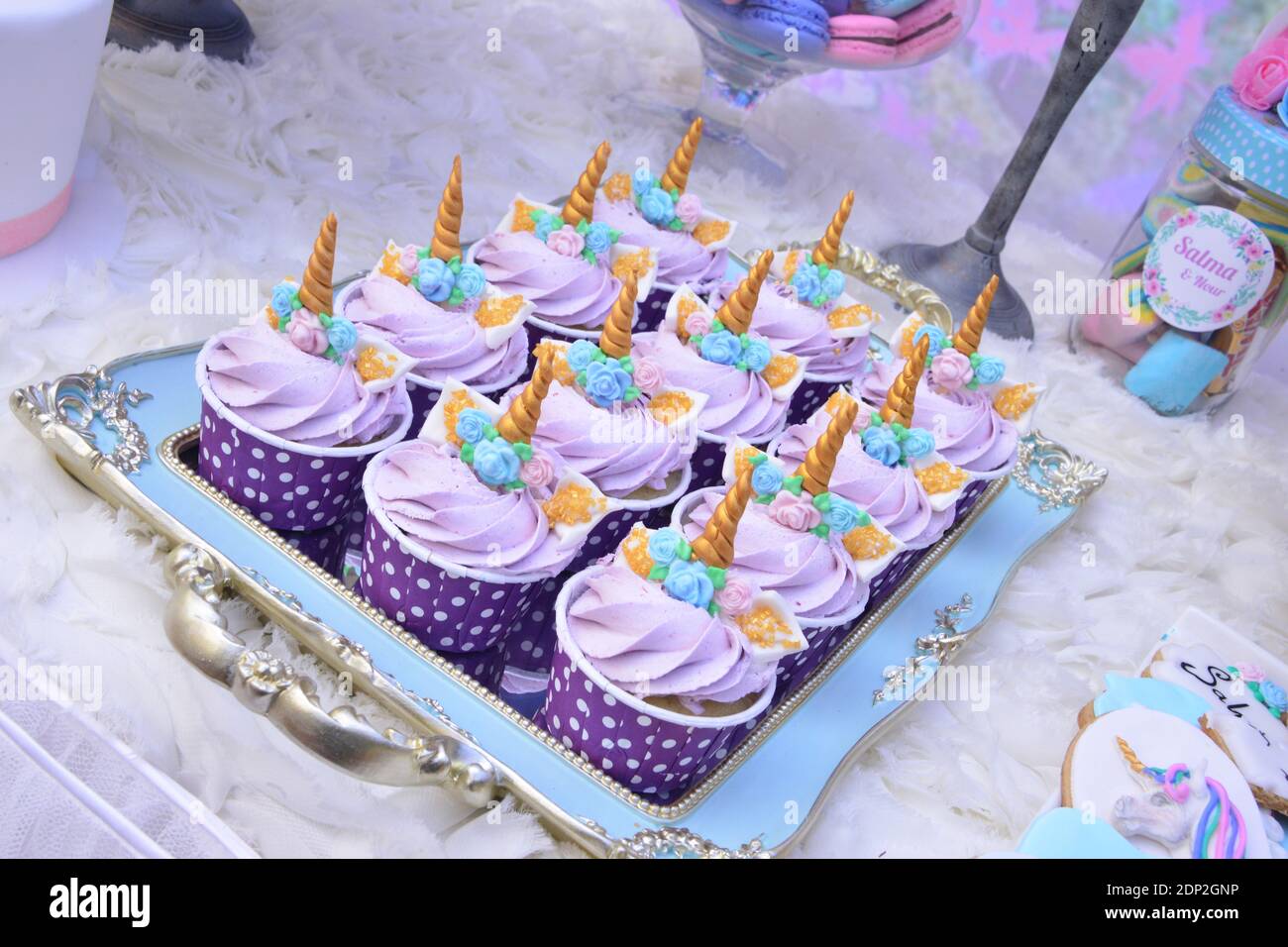 Leckere Cupcakes auf einem weißen Holztisch. Stockfoto